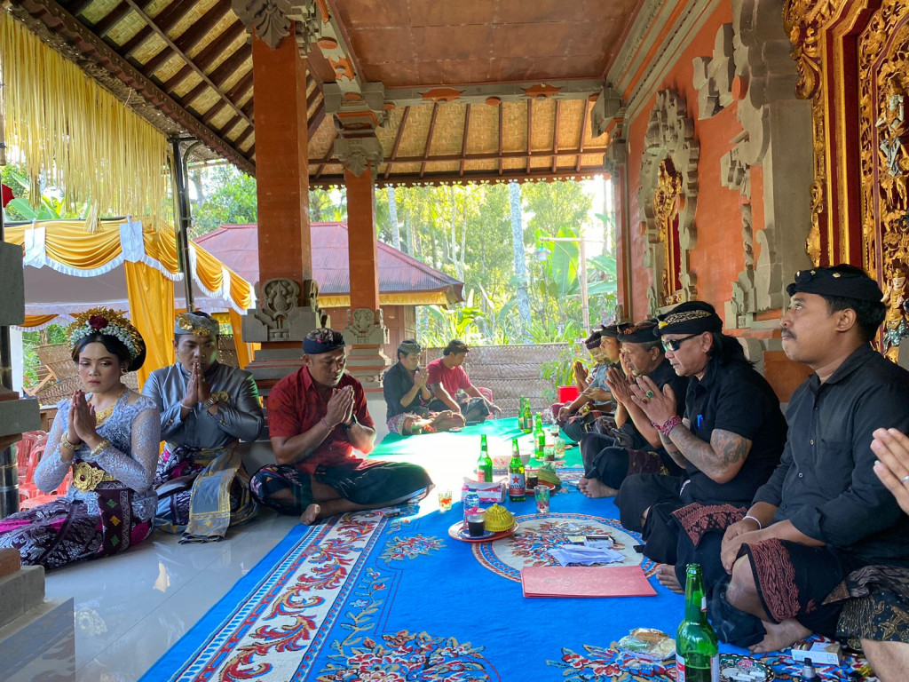 Perbekel Petang Menghadiri Acara Undangan Pernikahan dan Pemberian Langsung Akta Perkawinan di Br Petang , Desa Petang